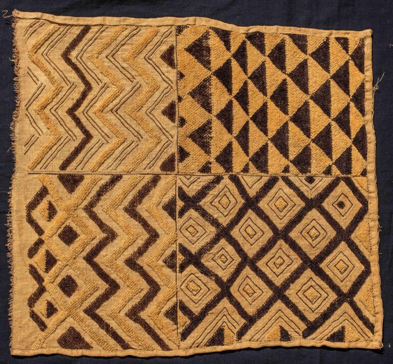 Tessuto di rafia Shoowa, Alto Congo Bantu, Africa Centrale, XX secolo - Roma, Museo Nazionale Preistorico ed Etnografico Luigi Pigorini