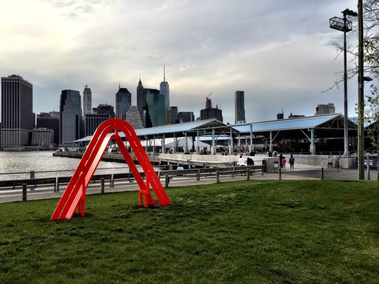 Jeppe Hein Brooklyn Bridge Park New York New York Updates: il Public Art Fund porta Jeppe Hein nel nuovo Brooklyn Bridge Park. Panchine fluo per sedersi a guardare Manhattan