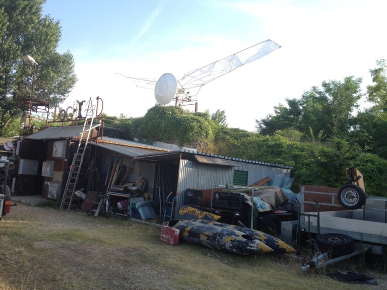 Vertigo Truth Santarcangelo di Romagna 2015 Anteprima di Vertigo Truth. 22 artisti internazionali dipingono sculture e roulotte della Mutoid Waste Company, a Santarcangelo di Romagna