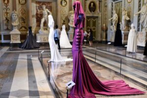 Montanari senza censure sulla mostra di moda alla Galleria Borghese. E Anna Detheridge gli risponde con una lettera aperta: “Sono d’accordo con te, ma…”