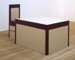 Richard Artschwager Table and Chair 1963 4 collezione Tate Richard Artschwager al Whitney Museum. Se un ascensore (anzi 4) diventa un’opera d’arte pubblica