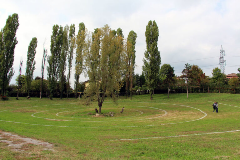 Chiara Mu Rossini Art Site Briosco 04 Si chiama Rossini Art Site, è uno straordinario parco di scultura immerso nel verde della Brianza. Ecco le immagini dell'ultimo progetto ospitato, dell’artista romana Chiara Mu