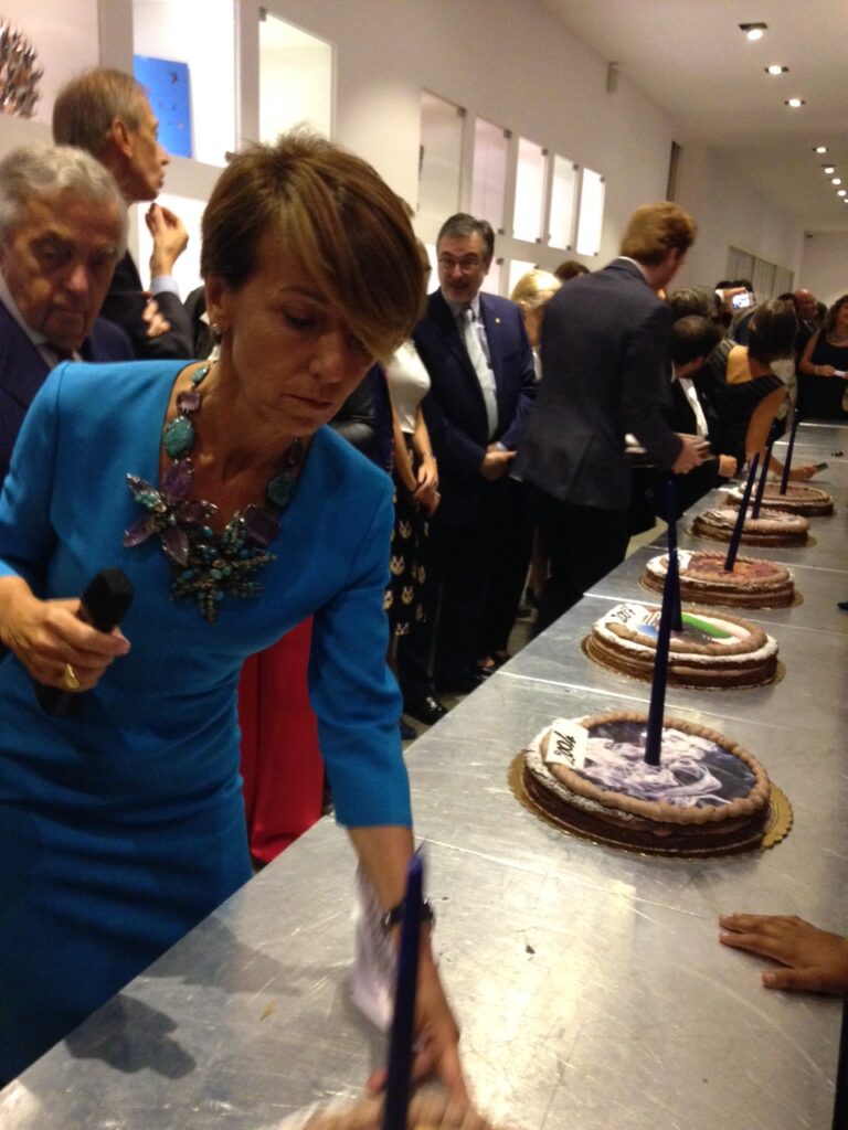 Patrizia Sandretto mette la candelina sulla torta Fondazione Sandretto Re Rebaudengo Torino Doppia festa a Torino: per i 20 anni della Fondazione Sandretto Re Rebaudendo e i 15 anni di Club To Club. Con 20 torte d’artista, da Cattelan a Hirst