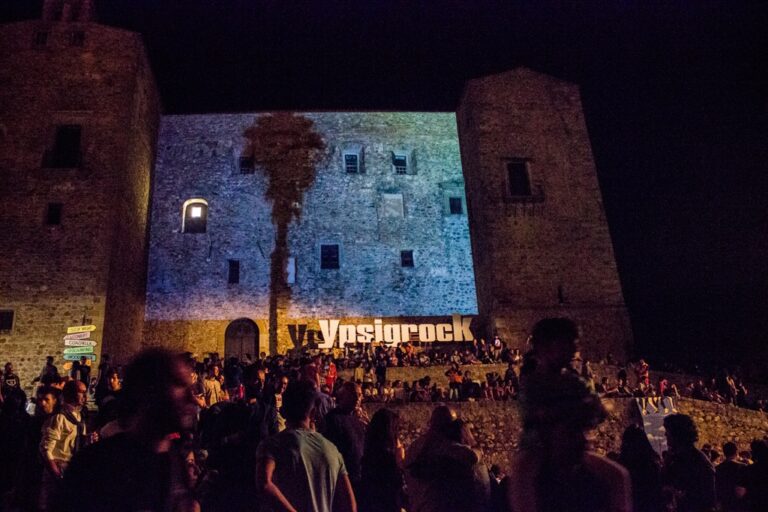 Proiezione del video Book Club Fog by Anna Kavan di Seb Patane sulla facciata del Museo Civico di Castelbuono durante l'Ypsigrock Festival - photo Francesco Lapunzina