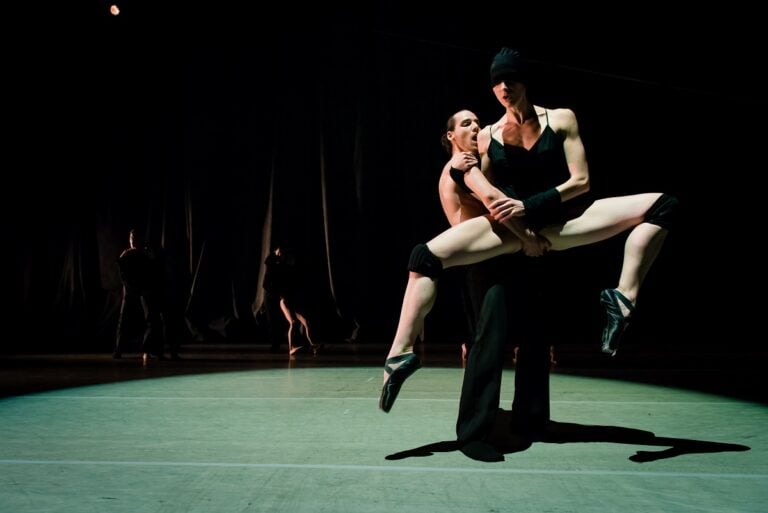 GYMNOPÉDIES. Coreografie di Marie Chouinard. Photo: Sylvie-Ann Paré. Interpreti: Sacha Ouellette-Deguire, Valeria Galluccio