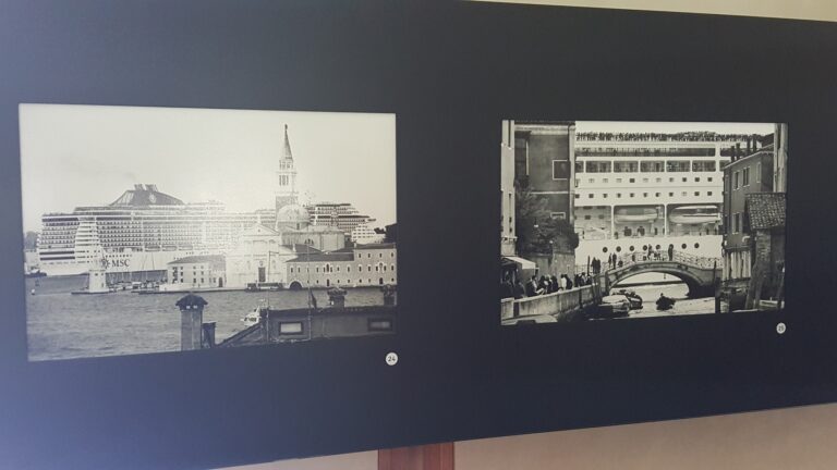 Gianni Berengo Gardin Venezia e le grandi navi veduta della mostra presso il Negozio Olivetti Venezia 21 Al via a Venezia la mostra delle Grandi Navi fotografate da Gianni Berengo Gardin, foto esposte nel Negozio Olivetti a Piazza San marco. Vince l'Arte, perde il sindaco Brugnaro