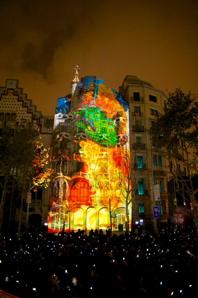 Un caleidoscopio di luci e colori su Casa Batlló a Barcellona. L’architettura di Gaudí festeggia con un video mapping i 10 anni dall’ingresso nel patrimonio Unesco