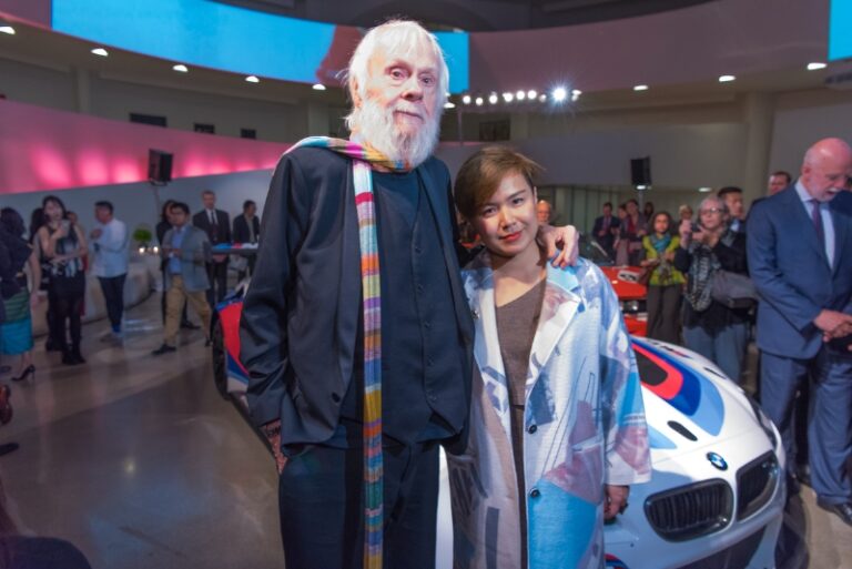 John Baldessari and Cao Fei the new BMW Art Car artists at the announcement event at the Guggenheim Museum New York. 112015 C BMW AG PRNewsFotoBMW Group Morto John Baldessari. Grandissimo protagonista dell’arte concettuale