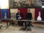 Davide Conte assessore alla Cultura e Cristian Chironi con il modello del Vecchione Sarà Cristian Chironi a realizzare il Vecchione d’artista 2015. A Bologna ancora un falò di Capodanno con l'arte contemporanea