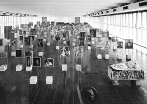 Il Museu de Arte de São Paulo restaura l’allestimento radicale progettato da Lina Bo Bardi nel ’68. Opere sospese su tramezzi di vetro ed esposte senza alcuna gerarchia