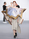 Viktor Rolf AW15 Wearable Art collection dezeen 468 17 Arte da indossare di Viktor & Rolf: Van Gogh bucolico, cornici trasformate in cappe e Picasso con lo strascico