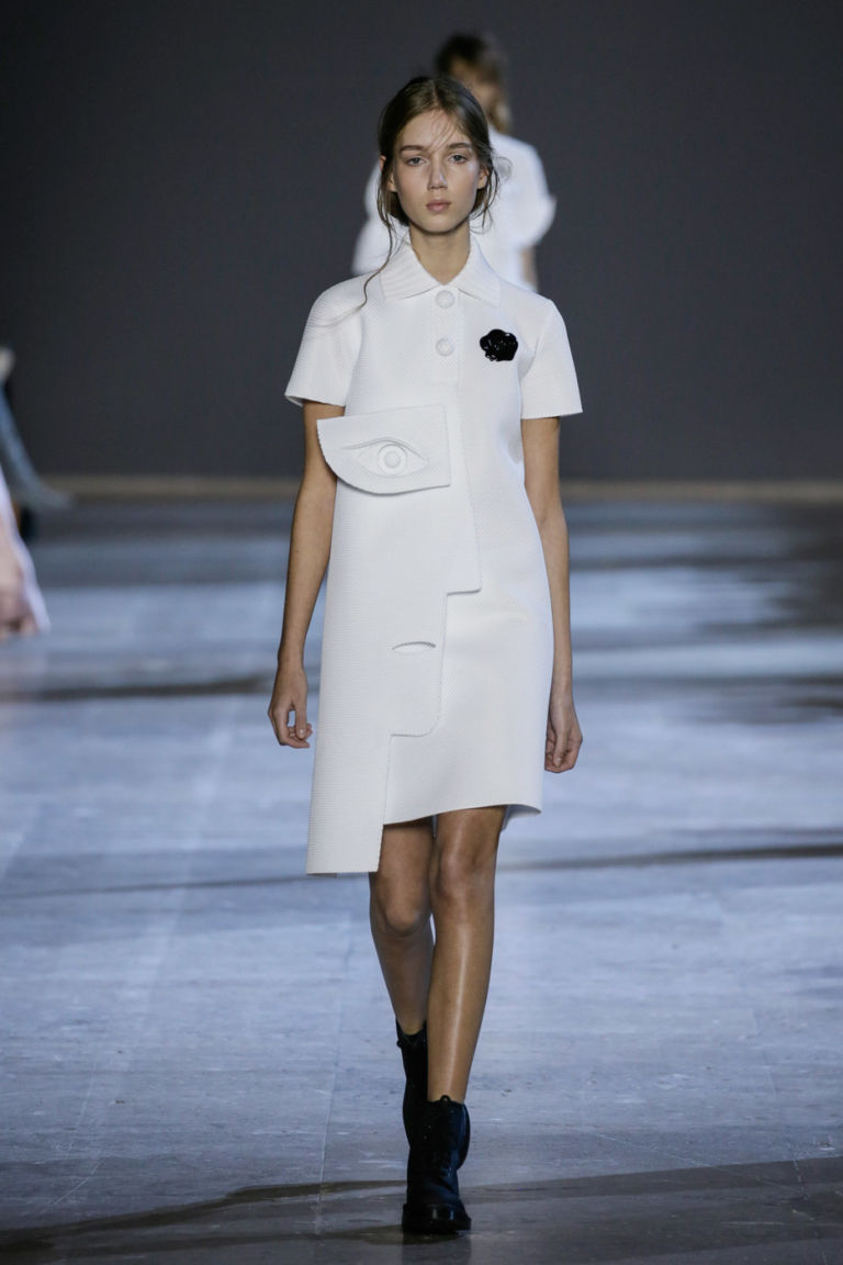 viktor rolf haute couture collection spring summer 2016 performance sculptures dezeen 936 0 Arte da indossare di Viktor & Rolf: Van Gogh bucolico, cornici trasformate in cappe e Picasso con lo strascico