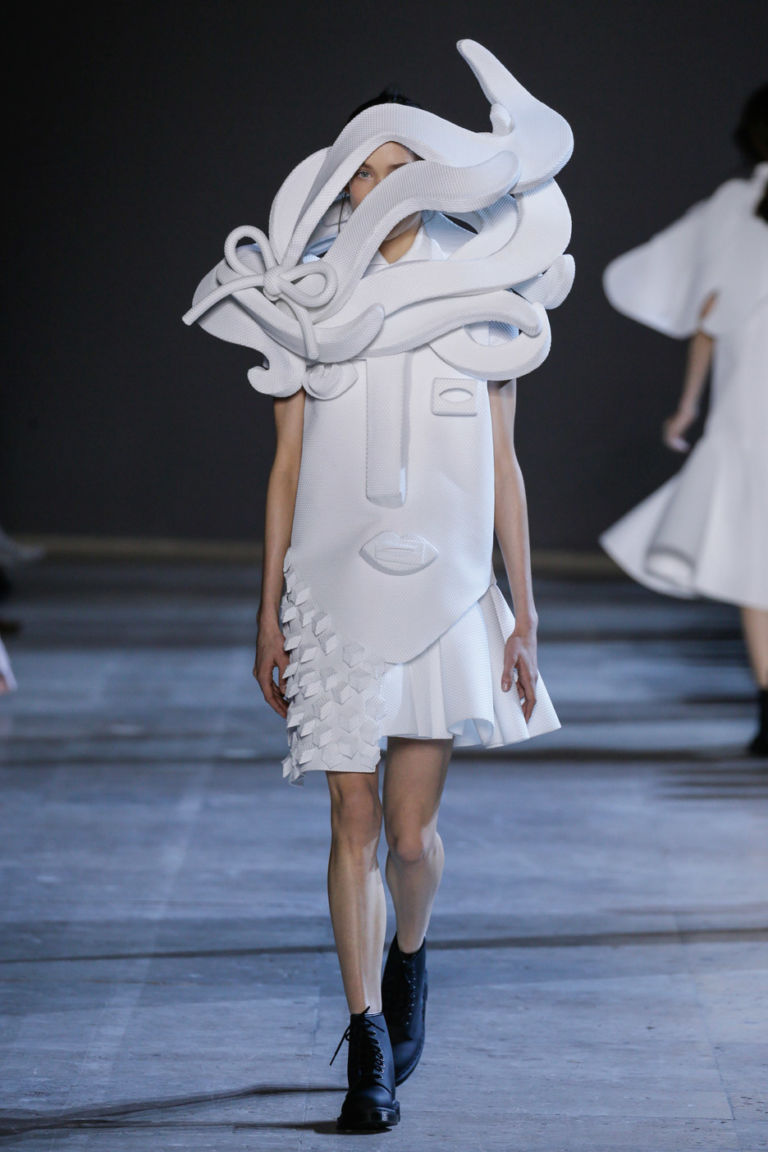 viktor rolf haute couture collection spring summer 2016 performance sculptures dezeen 936 12 Arte da indossare di Viktor & Rolf: Van Gogh bucolico, cornici trasformate in cappe e Picasso con lo strascico