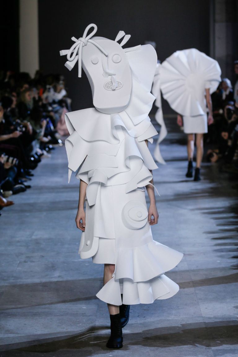 viktor rolf haute couture collection spring summer 2016 performance sculptures dezeen 936 18 1 Arte da indossare di Viktor & Rolf: Van Gogh bucolico, cornici trasformate in cappe e Picasso con lo strascico