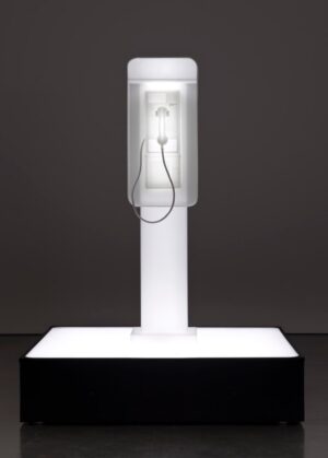 Il telefono vivente di Doug Aitken: scultura come flusso e dialogo come contatto tra corpo e mente