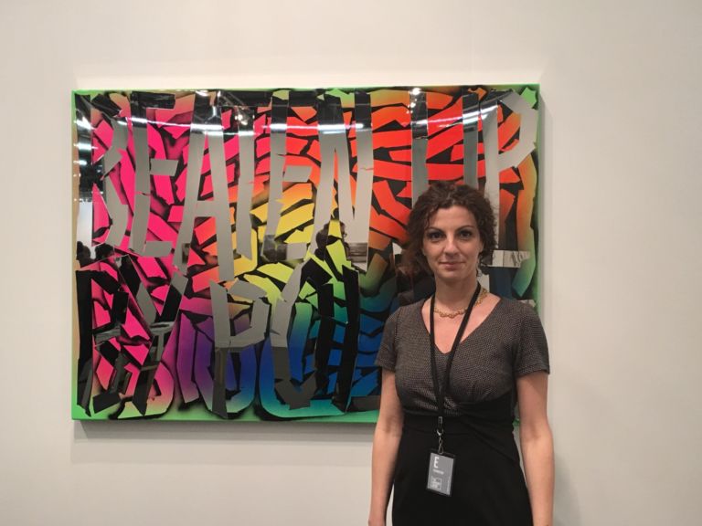 Laura Chiari Galleria Lorcan ONeill Roma con Eddie Peake Armory Show 2016 Facce da Armory Show. Abbiamo chiesto ai galleristi italiani di posare con un'opera del loro stand: ecco il risultato