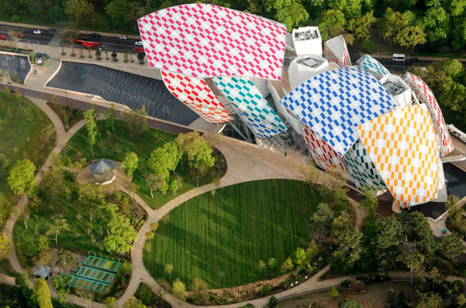 Daniel Buren colora la Fondation Louis Vuitton di Parigi. Le 3600 vele  dell'edificio di Frank Gehry ospitano un intervento dell'artista francese.  E il suo circo