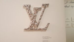Venezia Updates: la Fondazione Louis Vuitton si racconta nell’Espace lagunare. Con una mostra da Frank Gehry a Daniel Buren.