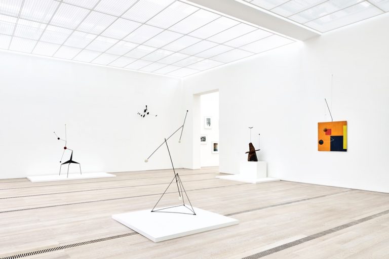 Installation view of the exhibition “Alexander Calder & Fischli/Weiss”, Fondation Beyeler, Riehen/Basel, 2016; © Peter Fischli David Weiss / 2016 Calder Foundation, New York / ProLitteris, Zurich Photographs by Mark Niedermann