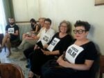 Pubblico presente alla commissione consiliare con cartelli Save BLM