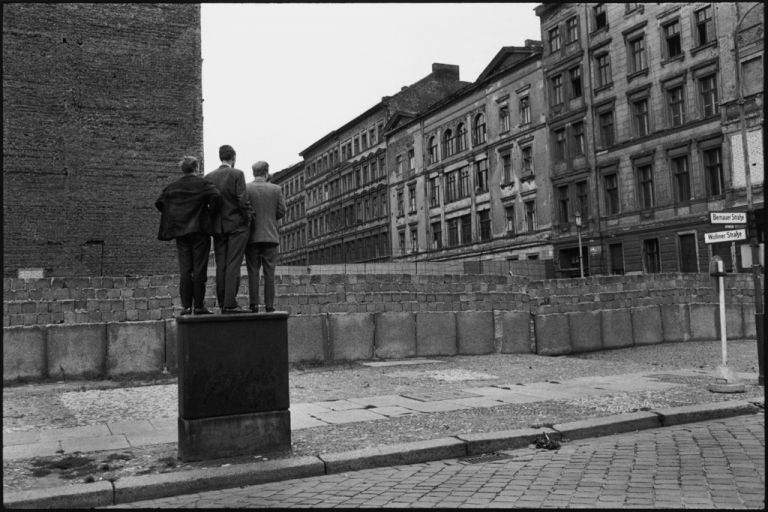 Il Muro di Berlino, Berlino Ovest, Germania Ovest, 1962. © Henri Cartier-Bresson - Magnum Photos