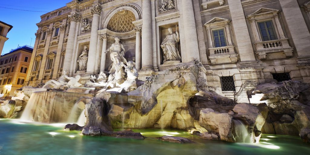 Adrián Pino Olivera nudo dentro Fontana di Trevi. Non un turista, ma un artista