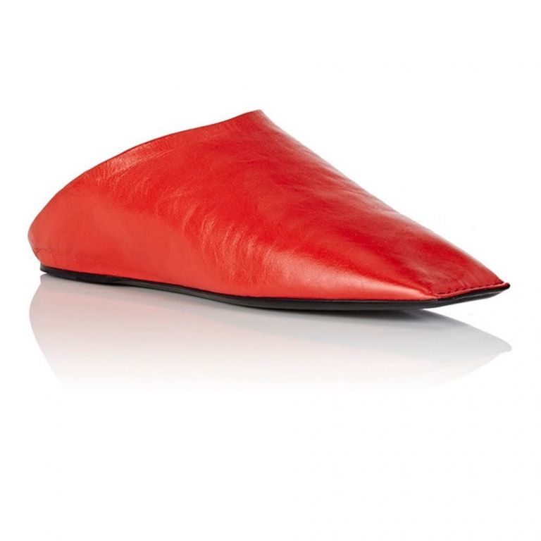 Le mules Balenciaga rosse Una shopper bag da 2.000 dollari. La lancia Balenciaga copiando Ikea. Ed è subito must-have