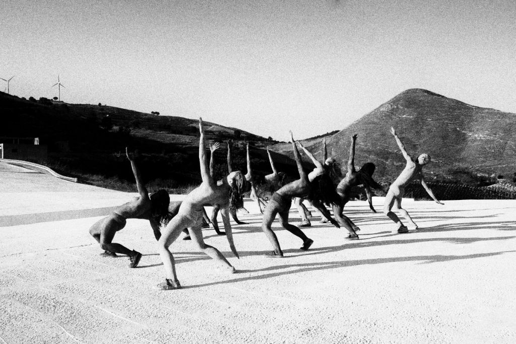 Danzare sul Grande Cretto di Burri a Gibellina. Il racconto in un video di teatro-danza