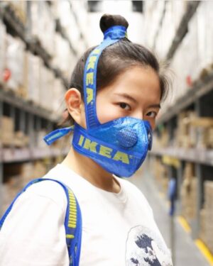 Balenciaga cita Ikea e scatta l’emulazione in rete. Tutti riciclano la mitica borsa da 99 cent