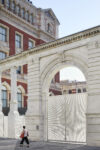 The Aston Webb Screen with gates closed, the V&A Exhibition Road Quarter, designed by AL_A ©Hufton+Crow