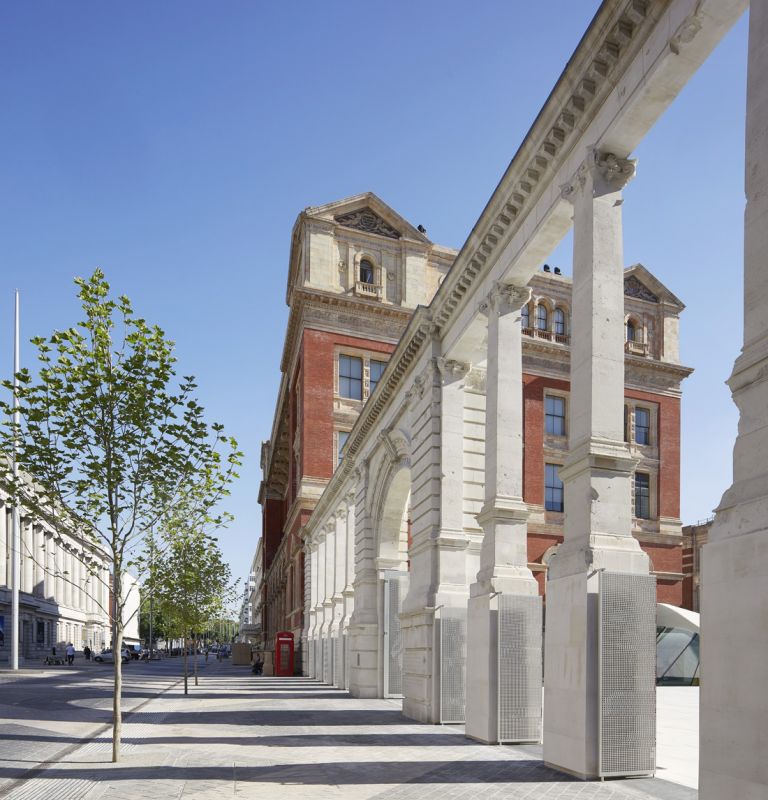 The Aston Webb Screen, the V&A Exhibition Road Quarter, designed by AL_A ©Hufton+Crow