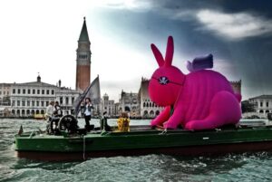 Attacco pirata alla Biennale di Venezia. Succedeva oggi, dieci anni fa