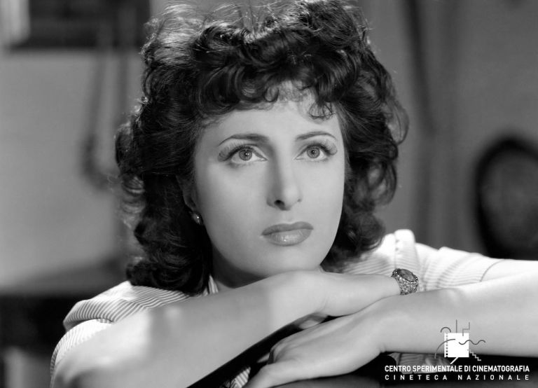 Anna Magnani, Avanti a lui tremava tutta Roma di Carmine Gallone (1946). Foto di Osvaldo Civirani