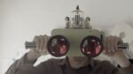 Dominic Wilcox con i suoi Future viewing binoculars