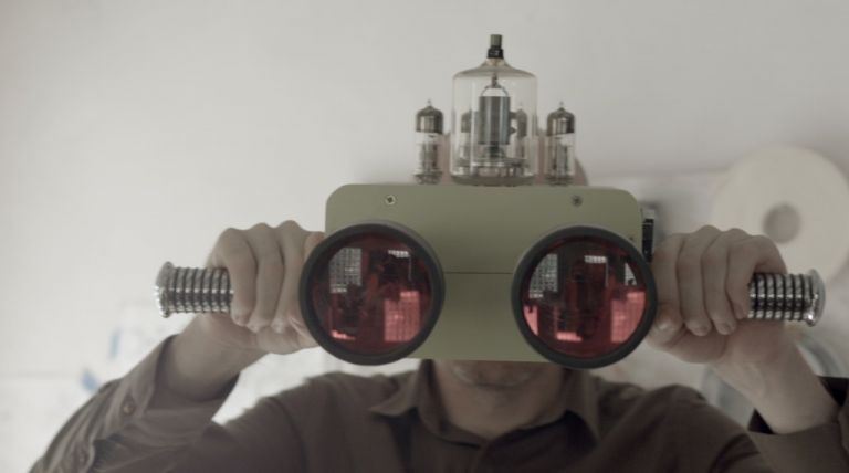 Dominic Wilcox con i suoi Future viewing binoculars