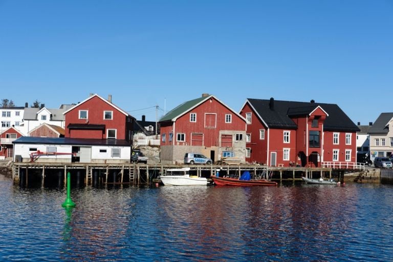 Nordbrygga, spazi espositivi di LIAF in Henningsvær. Photo Kjell Ove Storvik