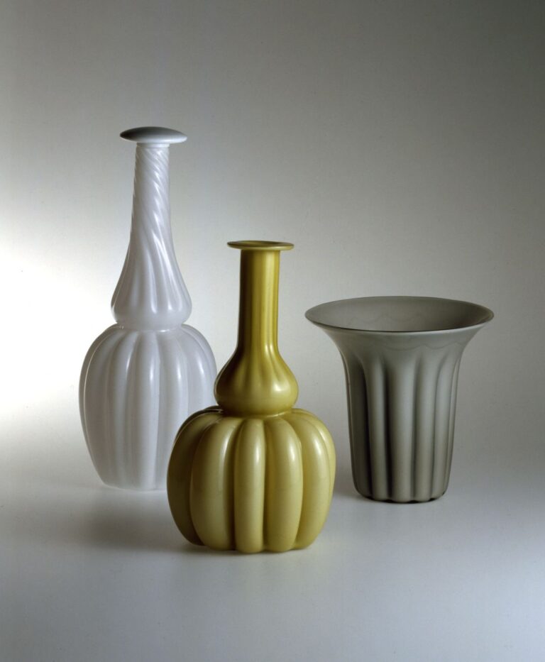 Omaggio a Morandi. Bottiglie e vaso in vetro bianco opaco, lattimo e in vetro color avorio. Manifattura VeArt, disegno Mario Ticcò, 1983 84. Courtesy MUVE, Venezia