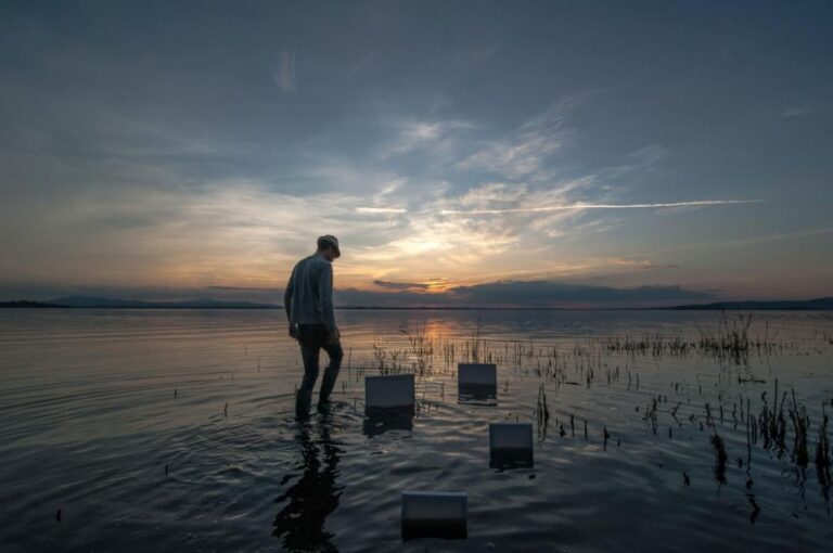 Roberto Ghezzi. Installazione ambientale sul Lago Trasimeno, Perugia