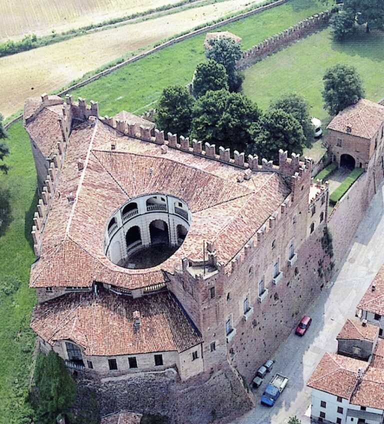 Castello di Montemagno, Asti Vista dall'alto