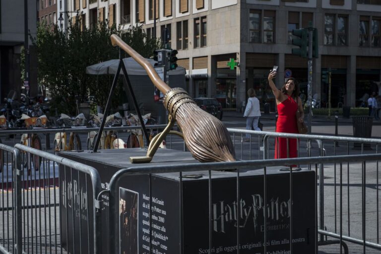 Harry Potter. The Exhibition. La scopa Nimbus 2000 in Via Moscova, Milano 2018. Photo Elena Arzani