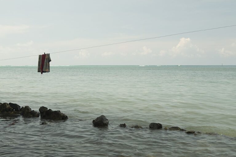 Innalzamento del livello del mare presso il villaggio piantagione Kulili, Isola Karkar, Papua Nuova Guinea © Armin Linke, 2017