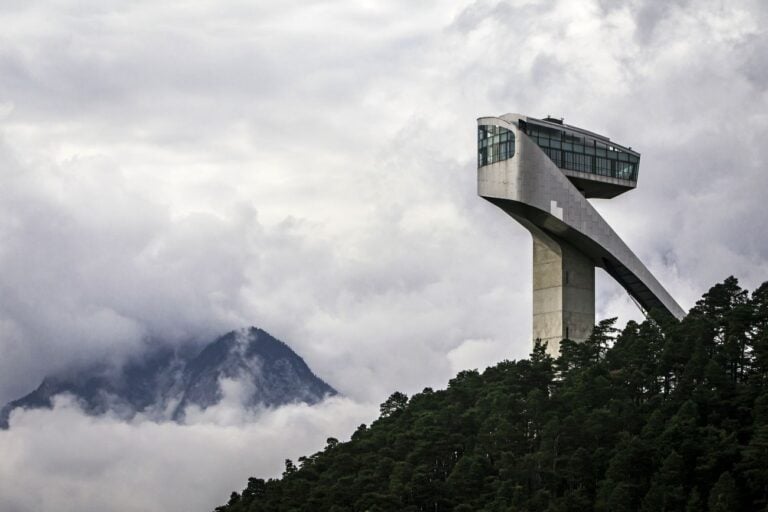 Il trampolino per il salto con gli sci progettato da Zaha Hadid nei pressi di Innsbruck