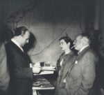 Da destra a sinistra Gianni Mazzocchi, Lisa Ponti e Gio Ponti discutono di un numero di Domus nello studio di Ponti © Gio Ponti Archives