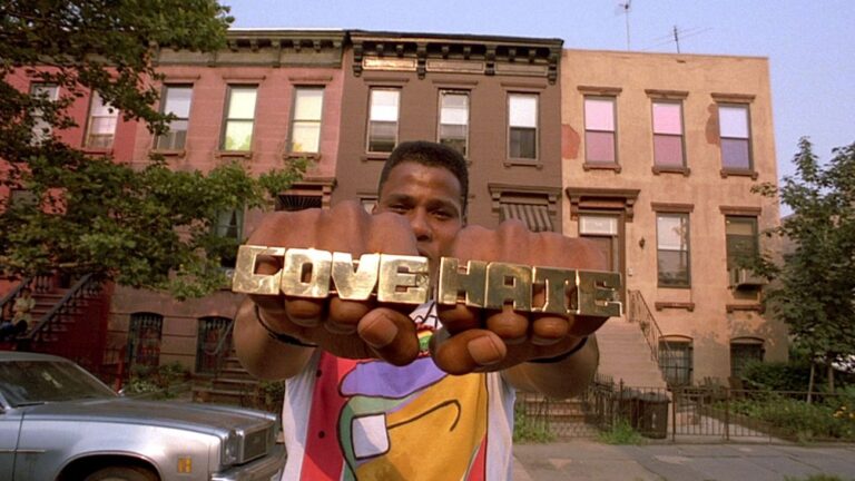 Bill Nunn nel ruolo di Radio Raheem, still dal film del 1989 Fà la cosa giusta, scritto e diretto da Spike Lee