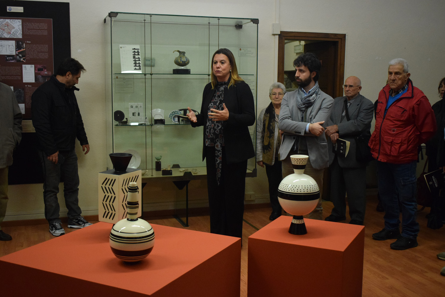 Foto dell'inaugurazione della mostra di Ugo La Pietra, Museo della Ceramica di Tarquinia