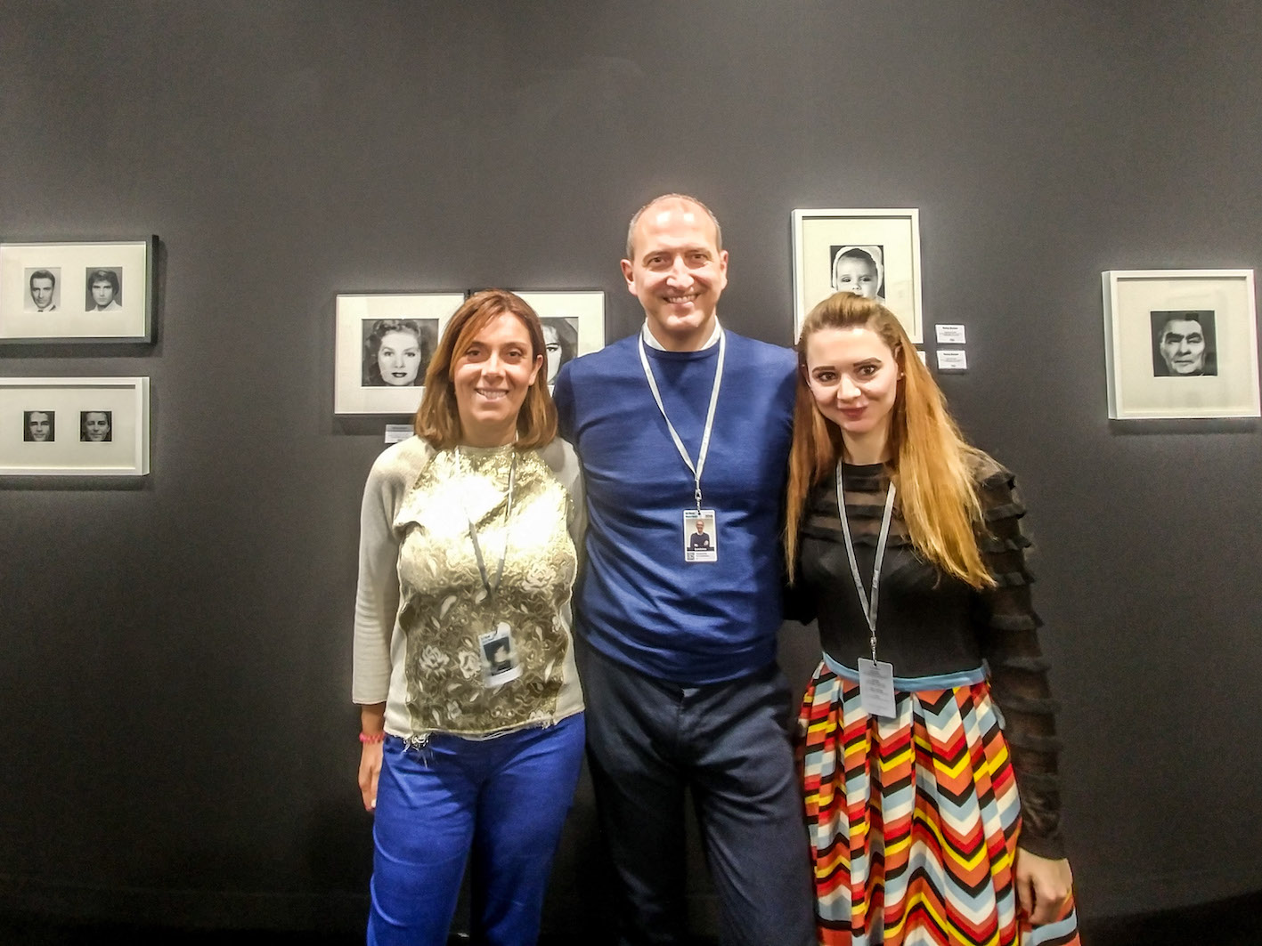  Il team di Paci: Monica e Giampaolo Paci e Federica Manfredi davanti alle fotografie di Nancy Burson