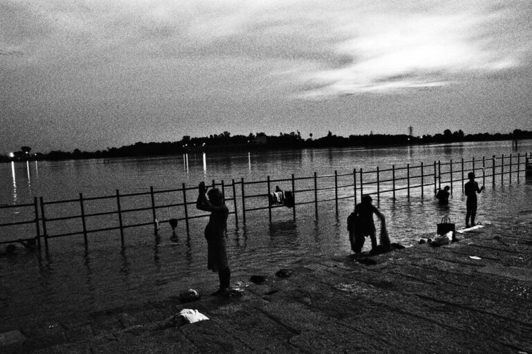 Fabio De Benedettis, Bagno al tramonto nel fiume Cauvery, 2006