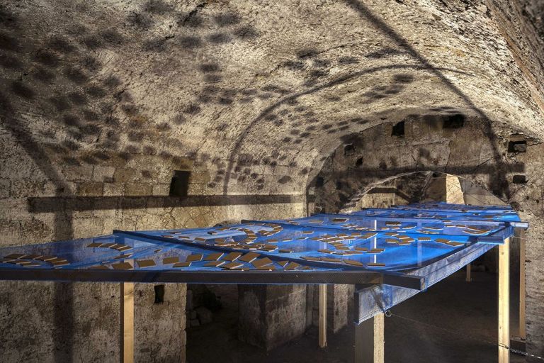 Underneath the Arches. Hera Büyüktaşçıyan. Acquedotto Augusteo del Serino, Napoli 2019. Photo © Maurizio Esposito