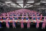 Edward Burtynsky, Manufacturing #17, Deda Chicken Processing Plant, China, 2005 © Edward Burtynsky. Courtesy Metivier Gallery, Toronto & Flowers Gallery, Londra
