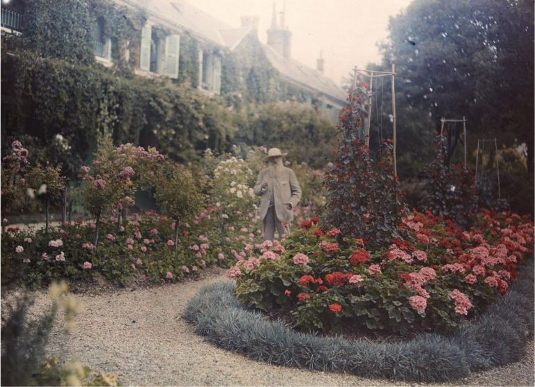 Anonimo, Monet nel suo giardino a Giverny, 1921. Collection of the Troob Family Foundation. Image courtesy of the Fine Arts Museums of San Francisco